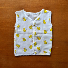 Load image into Gallery viewer, Muslin Cotton Jabla Pack of 2- Giraffe In Car and Yellow Duckies