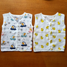 Load image into Gallery viewer, Muslin Cotton Jabla Pack of 2- Giraffe In Car and Yellow Duckies

